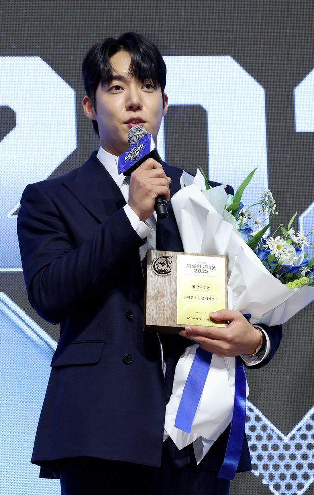 삼성 라이온즈 원태인이 2일 서울 강남구 역삼동 라움 아트센터에서 열린 '조아제약 프로야구대상 2025'에서 최고투수상을 수상했다. 사진 일간스포츠
