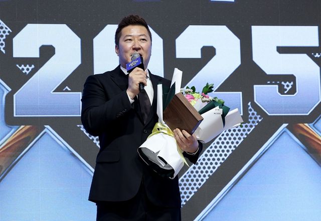 최형우가 2일 서울 강남구 역삼동 라움 아트센터에서 열린 '조아제약 프로야구대상 2025'에서 기록상을 수상했다. 사진 일간 스포츠