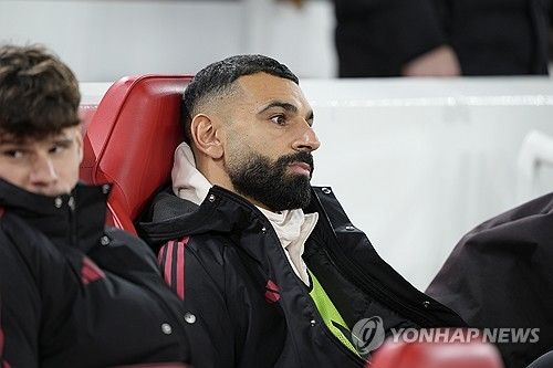 영국 공영방송 BBC는 20일(한국시간) 리버풀 공격수 모하메드 살라가 최근 폭언을 한 후 팀 동료들에게 사과했다고 보도했다. 살라는 최근 3경기 연속 벤치에서 경기를 시작하자 인터뷰를 통해 공개적으로 불만을 일으키면서 많은 비판을 받았다. 이후 리버풀 미드필더 커티스 존슨는 살라가 최근 자신의 인터뷰 건에 대해 동료들에게 사과했다고 밝혔다. 연합뉴스