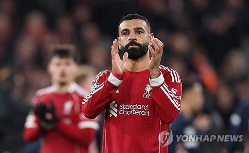 영국 공영방송 BBC는 20일(한국시간) 리버풀 공격수 모하메드 살라가 최근 폭언을 한 후 팀 동료들에게 사과했다고 보도했다. 살라는 최근 3경기 연속 벤치에서 경기를 시작하자 인터뷰를 통해 공개적으로 불만을 일으키면서 많은 비판을 받았다. 이후 리버풀 미드필더 커티스 존슨는 살라가 최근 자신의 인터뷰 건에 대해 동료들에게 사과했다고 밝혔다. 연합뉴스