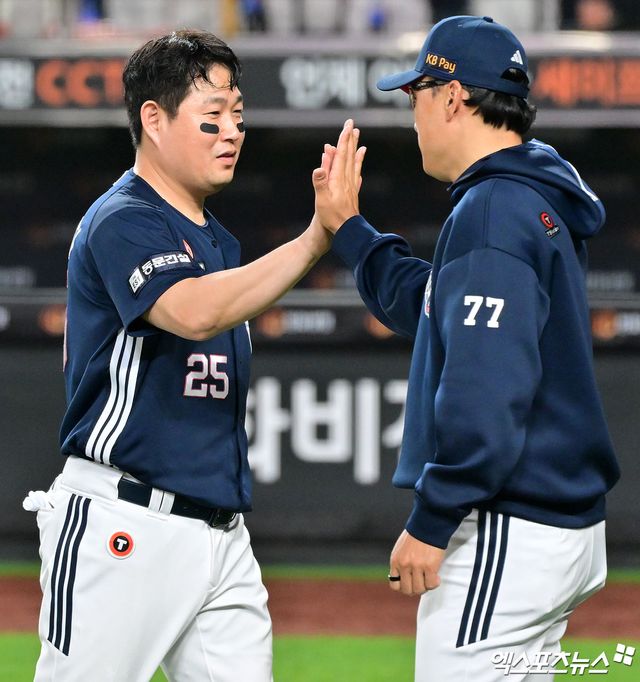 최근 일본프로야구(NPB) 요미우리 자이언츠의 1군 타격코치로 부임한 이승엽 전 두산 베어스 감독이 고향팀 삼성 라이온즈와 적으로 맞선다. 일본 매체 '스포츠 호치'에 따르면, 요미우리는 2026년 2월 28일 삼성과 스프링캠프 연습경기를 치른다. 엑스포츠뉴스 DB