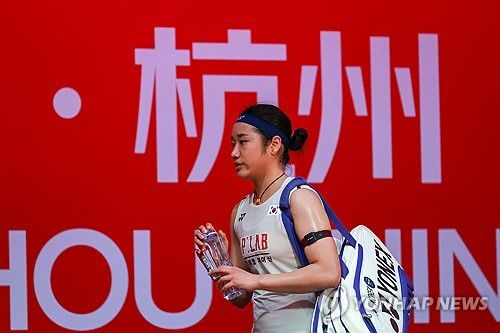 안세영(삼성생명·세계 1위)은 20일(한국시간) 중국 항저우 올림픽스포츠센터 체육관에서 열린 2025 세계배드민턴연맹(BWF) 월드투어 파이널 여자 단식 준결승전에서 일본 배드민턴 여자 단식 최강자 야마구치 아카네(세계 3위)를 게임스코어 2-0(21-15 21-12)으로 제압했다. 앞서 19일 조별리그에서도 안세영에게 패했던 야마구치는 대회 준결승에서 안세영에게 또 지자 분함을 감추지 못했다. 연합뉴스