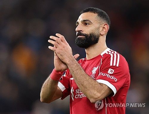 출전 시간 부족에 불만을 품고 구단을 향해 폭탄 발언을 쏟아냈던 모하메드 살라(리버풀)가 결국 동료들에게 사과했다. 리버풀 미드필더 커티스 존스에 따르면 살라는 누군가를 불쾌하게 하거나 불편하게 했다면 사과한다고 동료들에게 공개적으로 사과한 것으로 알려졌다. 연합뉴스