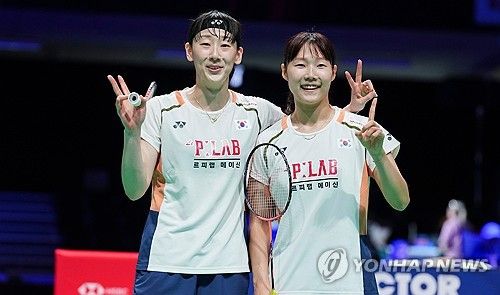 대한민국 배드민턴 여자 복식 이소희-백하나 조(세계 7위)는 20일(한국시간) 중국 항저우 올림픽 스포츠센터에서 열린 2025 세계배드민턴연맹(BWF) 월드투어 파이널 여자 복식 준결승전에서 중국의 류성수-탄닝 조(세계 1위)를 상대로 게임스코어 1-2(15-21 21-16 21-19)로 누르고 결승에 올라갔다. 대회 우승 후보였던 류성수-탄닝 조가 준결승에서 이소희-백하나 조에게 역전패를 당하자 중국 언론과 팬들이 충격에 빠졌다. 연합뉴스