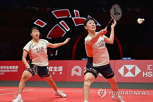 대한민국 배드민턴 여자 복식 이소희-백하나 조(세계 7위)는 20일(한국시간) 중국 항저우 올림픽 스포츠센터에서 열린 2025 세계배드민턴연맹(BWF) 월드투어 파이널 여자 복식 준결승전에서 중국의 류성수-탄닝 조(세계 1위)를 상대로 게임스코어 1-2(15-21 21-16 21-19)로 누르고 결승에 올라갔다. 대회 우승 후보였던 류성수-탄닝 조가 준결승에서 이소희-백하나 조에게 역전패를 당하자 중국 언론과 팬들이 충격에 빠졌다. 연합뉴스