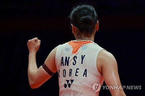 안세영은 20일(한국시간) 중국 항저우 올림픽스포츠센터 체육관에서 열린 2025 세계배드민턴연맹(BWF) 월드투어 파이널 여자 단식 준결승전에서 일본의 야마구치 아카네(세계 3위)를 게임스코어 2-0(21-15 21-12)으로 누르고 결승전에 진출했다. 안세영은 대회 결승전에서 중국의 왕즈이(세계 2위)를 상대한다. 준결승전을 마친 후 안세영은 올해 마지막 경기를 깔끔하게 승리해 2025년을 기분 좋게 마무리할 수 있기를 바랐다. 연합뉴스