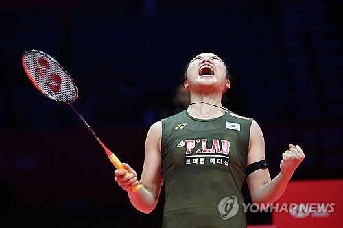 안세영이 20일(한국시간) 중국 항저우에 있는 올림픽 스포츠 센터에서 열린 야마구치 아카네(일본)와의 2025 세계배드민턴연맹(BWF) 월드투어 파이널 준결승에서 2-0(21-15 21-12)으로 승리해 결승에 진출했다.&nbsp; 이미 조별리그에서 만나 접전을 펼쳤던 난적 야마구치와 대진 추첨 끝에 다시 만난 안세영은 이번에는 완벽하게 2게임을 가져왔다. 연합뉴스