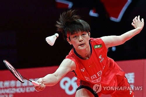 중국 여자단식 에이즈 왕즈이가 20일 중국 항저우에서 열린 BWF 2025 월드투어 파이널 여자단식 준결승 라차녹 인타논(태국)과의 경기에서 수비하고 있다. 왕즈이는 이날 인타논을 2-1로 누르고 결승에 올라 안세영과 붙게 됐다. 연합뉴스
