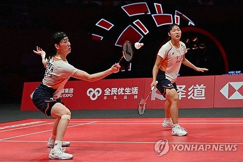 대한민국 배드민턴 여자 복식 이소희-백하나 조(세계 7위)는 20일(한국시간) 중국 항저우 올림픽 스포츠센터에서 열린 2025 세계배드민턴연맹(BWF) 월드투어 파이널 여자 복식 준결승전에서 중국의 류성수-탄닝 조(세계 1위)를 상대로 게임스코어 1-2(15-21 21-16 21-19)로 누르고 결승에 올라갔다. 대회 우승 후보였던 류성수-탄닝 조가 준결승에서 이소희-백하나 조에게 역전패를 당하자 중국 언론과 팬들이 충격에 빠졌다. 연합뉴스