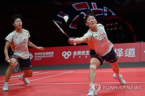 대한민국 배드민턴 여자 복식 이소희-백하나 조(세계 7위)는 20일(한국시간) 중국 항저우 올림픽 스포츠센터에서 열린 2025 세계배드민턴연맹(BWF) 월드투어 파이널 여자 복식 준결승전에서 중국의 류성수-탄닝 조(세계 1위)를 상대로 게임스코어 1-2(15-21 21-16 21-19)로 누르고 결승에 올라갔다. 대회 우승 후보였던 류성수-탄닝 조가 준결승에서 이소희-백하나 조에게 역전패를 당하자 중국 언론과 팬들이 충격에 빠졌다. 연합뉴스