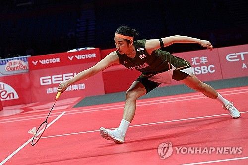 배드민턴 여자단식 세계 1위 안세영이 20일 중국 항저우의 올림픽스포츠센터에서 열린 세계배드민턴연맹(BWF) 월드투어 파이널 2025 여자 단식 준결승 세계랭킹 3위 일본의 야마구치 아카네와의 대결에서 수비하고 있다. 안세영은 이날 게임 스코어 2-0으로 이기며 4년 만의 정상 등극에 한 걸음 남겨두게 됐다. 연합뉴스