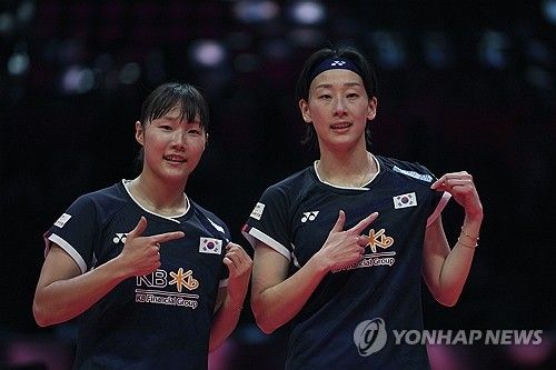 대한민국 배드민턴 여자 복식 이소희-백하나 조(세계 7위)는 20일(한국시간) 중국 항저우 올림픽 스포츠센터에서 열린 2025 세계배드민턴연맹(BWF) 월드투어 파이널 여자 복식 준결승전에서 중국의 류성수-탄닝 조(세계 1위)를 상대로 게임스코어 1-2(15-21 21-16 21-19)로 누르고 결승에 올라갔다. 대회 우승 후보였던 류성수-탄닝 조가 준결승에서 이소희-백하나 조에게 역전패를 당하자 중국 언론과 팬들이 충격에 빠졌다. 연합뉴스