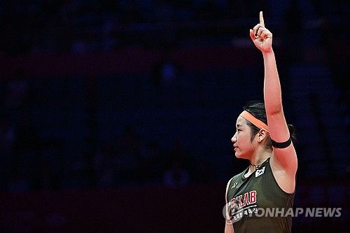 배드민턴 여자단식 세계 1위 안세영이 20일 중국 항저우의 올림픽스포츠센터에서 열린 세계배드민턴연맹(BWF) 월드투어 파이널 2025 여자 단식 준결승 세계랭킹 3위 일본의 야마구치 아카네와의 대결에서 수비하고 있다. 안세영은 이날 게임 스코어 2-0으로 이기며 4년 만의 정상 등극에 한 걸음 남겨두게 됐다. 연합뉴스