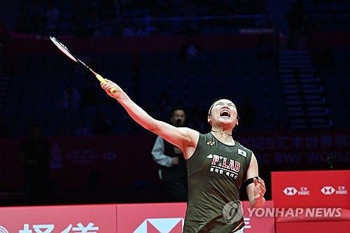 안세영이 20일(한국시간) 중국 항저우에 있는 올림픽 스포츠 센터에서 열린 야마구치 아카네(일본)와의 2025 세계배드민턴연맹(BWF) 월드투어 파이널 준결승에서 2-0(21-15 21-12)으로 승리해 결승에 진출했다.&nbsp; 이미 조별리그에서 만나 접전을 펼쳤던 난적 야마구치와 대진 추첨 끝에 다시 만난 안세영은 이번에는 완벽하게 2게임을 가져왔다. 연합뉴스