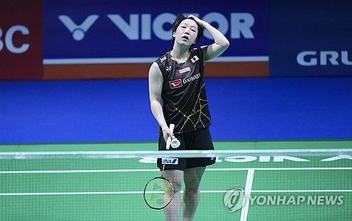 안세영(삼성생명·세계 1위)은 20일(한국시간) 중국 항저우 올림픽스포츠센터 체육관에서 열린 2025 세계배드민턴연맹(BWF) 월드투어 파이널 여자 단식 준결승전에서 일본 배드민턴 여자 단식 최강자 야마구치 아카네(세계 3위)를 게임스코어 2-0(21-15 21-12)으로 제압했다. 앞서 19일 조별리그에서도 안세영에게 패했던 야마구치는 대회 준결승에서 안세영에게 또 지자 분함을 감추지 못했다. 연합뉴스