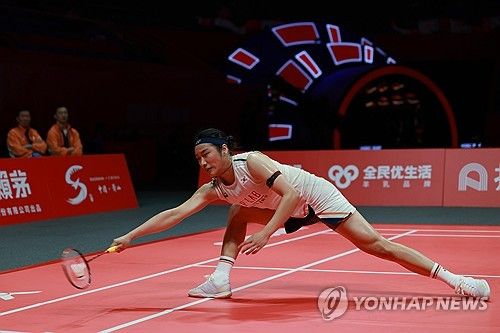 안세영은 20일(한국시간) 중국 항저우 올림픽스포츠센터 체육관에서 열린 2025 세계배드민턴연맹(BWF) 월드투어 파이널 여자 단식 준결승전에서 일본의 야마구치 아카네(세계 3위)를 게임스코어 2-0(21-15 21-12)으로 누르고 결승전에 진출했다. 안세영은 대회 결승전에서 중국의 왕즈이(세계 2위)를 상대한다. 준결승전을 마친 후 안세영은 올해 마지막 경기를 깔끔하게 승리해 2025년을 기분 좋게 마무리할 수 있기를 바랐다. 연합뉴스