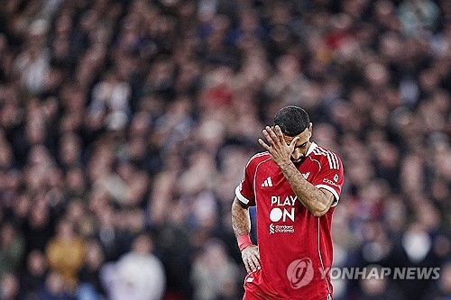 출전 시간 부족에 불만을 품고 구단을 향해 폭탄 발언을 쏟아냈던 모하메드 살라(리버풀)가 결국 동료들에게 사과했다. 리버풀 미드필더 커티스 존스에 따르면 살라는 누군가를 불쾌하게 하거나 불편하게 했다면 사과한다고 동료들에게 공개적으로 사과한 것으로 알려졌다. 연합뉴스