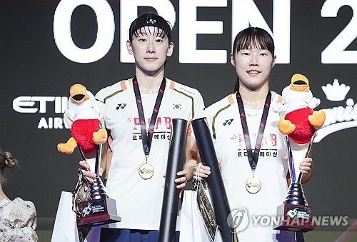 한국 배드민턴 여자복식 이소희(인천국제공항)-백하나(MG새마을금고) 조가 일본 선수들과 벌인 '죽음의 혈투'에서 승리를 거두고 세계배드민턴(BWF) 월드투어 파이널 2연패 위업을 달성했다. 이소희-백하나 조는 21일 중국 항저우의 올림픽스포츠센터 체육관에서 열린 BWF 2025 월드투어 파이널 여자복식 결승 후쿠시마 유키-마쓰모토 마유(일본)와의 맞대결에서 1시간 9분 만에 게임스코어 2-0 승리를 챙기고 우승트로피를 들어올렸다. 지난 대회 챔피언이긴 하지만 올해 들쭉날쭉한 경기력으로 세계 7위까지 랭킹이 떨어진 상태에서 이변을 일궈냈다. 연합뉴스