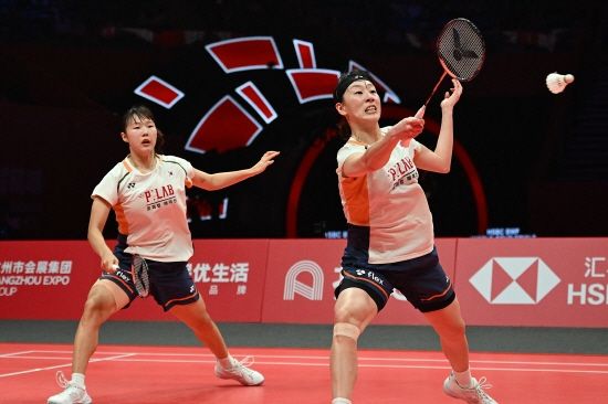 한국 배드민턴 여자복식 이소희(인천국제공항)-백하나(MG새마을금고) 조가 일본 선수들과 벌인 '죽음의 혈투'에서 승리를 거두고 세계배드민턴(BWF) 월드투어 파이널 2연패 위업을 달성했다. 이소희-백하나 조는 21일 중국 항저우의 올림픽스포츠센터 체육관에서 열린 BWF 2025 월드투어 파이널 여자복식 결승 후쿠시마 유키-마쓰모토 마유(일본)와의 맞대결에서 1시간 9분 만에 게임스코어 2-0 승리를 챙기고 우승트로피를 들어올렸다. 지난 대회 챔피언이긴 하지만 올해 들쭉날쭉한 경기력으로 세계 7위까지 랭킹이 떨어진 상태에서 이변을 일궈냈다. 연합뉴스 