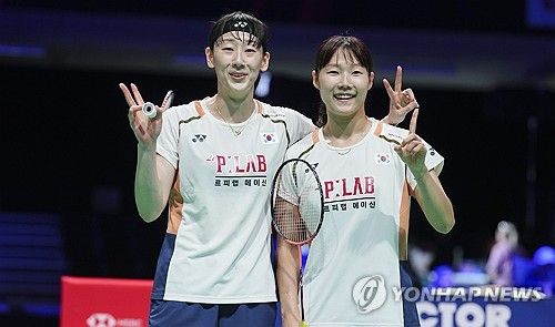 한국 배드민턴 여자복식 이소희(인천국제공항)-백하나(MG새마을금고) 조가 일본 선수들과 벌인 '죽음의 혈투'에서 승리를 거두고 세계배드민턴(BWF) 월드투어 파이널 2연패 위업을 달성했다. 이소희-백하나 조는 21일 중국 항저우의 올림픽스포츠센터 체육관에서 열린 BWF 2025 월드투어 파이널 여자복식 결승 후쿠시마 유키-마쓰모토 마유(일본)와의 맞대결에서 1시간 9분 만에 게임스코어 2-0 승리를 챙기고 우승트로피를 들어올렸다. 지난 대회 챔피언이긴 하지만 올해 들쭉날쭉한 경기력으로 세계 7위까지 랭킹이 떨어진 상태에서 이변을 일궈냈다. 연합뉴스 