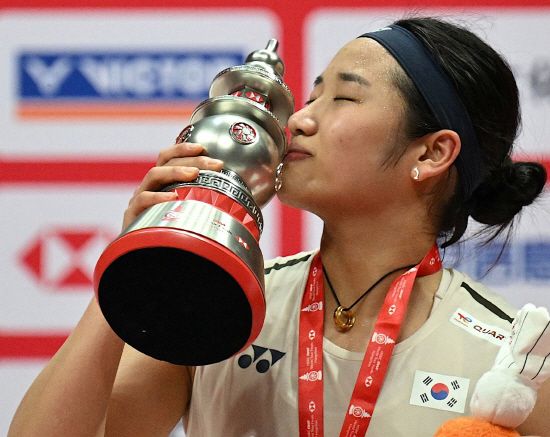 안세영은 21일 중국 항저우에서 열린 2025 세계배드민턴연맹(BWF) 월드투어 파이널 결승전에서 세계 2위 왕즈이(중국)를 2-1로 제압하고 대회 우승을 차지했다. 안세영은 3개의 슈퍼 1000 시리즈(말레이시아오픈·전영오픈·인도네시아오픈), 5개의 슈퍼 750 시리즈(인도오픈·일본오픈·중국마스터스·덴마크오픈·프랑스오픈)을 비롯해 호주오픈(슈퍼 500), 오를레앙 마스터스(슈퍼 300)에 이어 월드투어 파이널까지 우승하면서 올해 11차례 국제대회 우승을 일궈냈다. BWF는 경기 직후 안세영의 경기 장면을 SNS에 게재하면서 "최고다, 젊은 GOAT"라고 설명했다. 연합뉴스