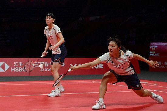 한국 배드민턴 여자복식 이소희(인천국제공항)-백하나(MG새마을금고) 조가 일본 선수들과 벌인 '죽음의 혈투'에서 승리를 거두고 세계배드민턴(BWF) 월드투어 파이널 2연패 위업을 달성했다. 이소희-백하나 조는 21일 중국 항저우의 올림픽스포츠센터 체육관에서 열린 BWF 2025 월드투어 파이널 여자복식 결승 후쿠시마 유키-마쓰모토 마유(일본)와의 맞대결에서 1시간 9분 만에 게임스코어 2-0 승리를 챙기고 우승트로피를 들어올렸다. 지난 대회 챔피언이긴 하지만 올해 들쭉날쭉한 경기력으로 세계 7위까지 랭킹이 떨어진 상태에서 이변을 일궈냈다. 연합뉴스 