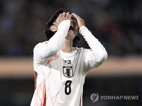 프랑스 리그1의 AS모나코는 22일(한국시간) 구단 공식 채널을 통해 일본 축구 국가대표팀 핵심 선수인 미나미노 다쿠미의 부상 소식을 발표했다. 미나미노는 지난 21일 프랑스 오세르에 위치한 스타드 드 라베 데샹에서 열린 AJ오세르와의 2025-2026 쿠프 드 프랑스(프랑스FA컵) 32강전에서 선발로 출전했다가 부상을 입어 전반 36분 만에 교체됐다. 진단 결과 미나미노의 왼쪽 무릎의 전방십자인대가 파열된 것으로 확인됐다. 연합뉴스