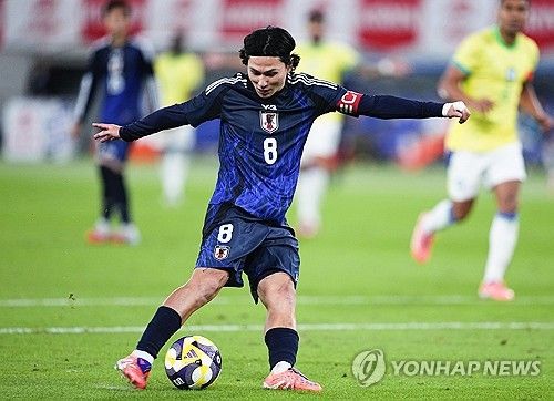 프랑스 리그1의 AS모나코는 22일(한국시간) 구단 공식 채널을 통해 일본 축구 국가대표팀 핵심 선수인 미나미노 다쿠미의 부상 소식을 발표했다. 미나미노는 지난 21일 프랑스 오세르에 위치한 스타드 드 라베 데샹에서 열린 AJ오세르와의 2025-2026 쿠프 드 프랑스(프랑스FA컵) 32강전에서 선발로 출전했다가 부상을 입어 전반 36분 만에 교체됐다. 진단 결과 미나미노의 왼쪽 무릎의 전방십자인대가 파열된 것으로 확인됐다. 연합뉴스