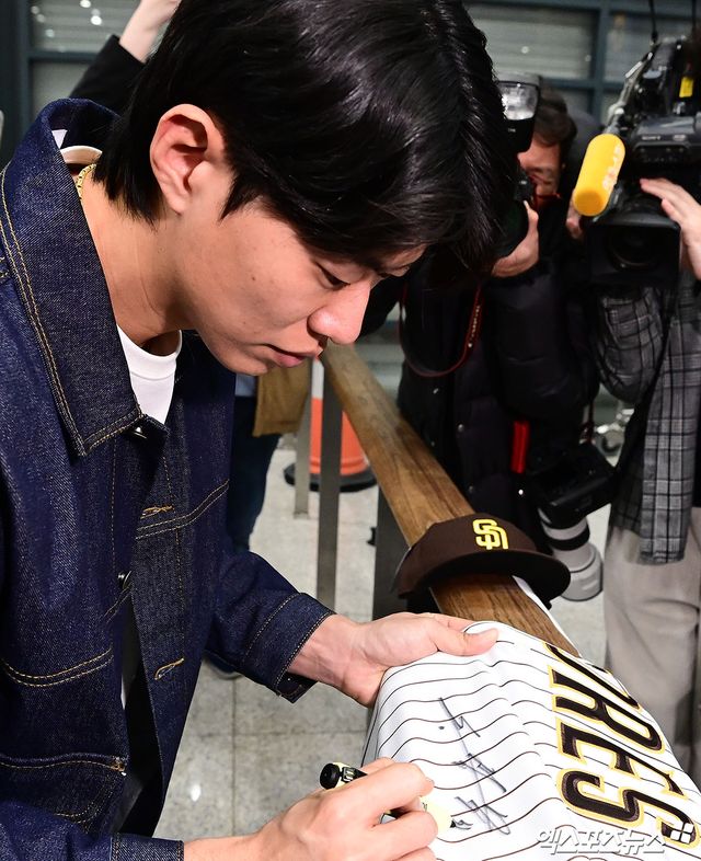 미국프로야구 메이저리그(MLB) 샌디에이고 파드리스와 4년 계약을 맺은 송성문이 23일 오전 인천국제공항을 통해 귀국했다. 송성문이 입국장에서 팬의 사인 요청에 응하고 있다. 앞서 AP통신은 22일 송성문이 샌디에이고와 4년 총액 1500만 달러(약 222억원)에 계약을 맺었다고 보도했다. 계약금은 100만 달러, 연봉은 총 900만 달러(2026년 250만 달러, 2027년 300만 달러, 2028년 350만 달러 등 총 900만 달러)다. 인천공항, 박지영 기자