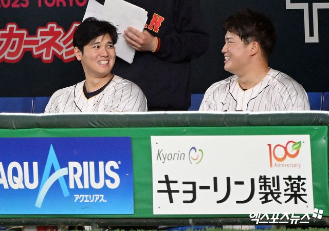 더그아웃에서 오타니 쇼헤이(LA 다저스)와 대화를 나누고 있는 무라카미 무네타카(시카고 화이트삭스). 엑스포츠뉴스 DB