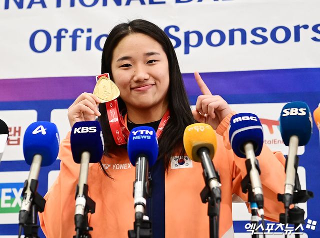 안세영은 중국 항저우에서 열렸던 2025 세계배드민턴연맹(BWF) 월드투어 파이널을 마치고 22일 오후 인천국제공항을 통해 귀국했다. 안세영은 지난 21일 중국 항저우의 올림픽 스포츠 센터에서 열린 대회 여자 단식 결승전에서 중국의 왕즈이(세계 2위)를 게임스코어 2-1(21-13 18-21 21-10)로 누르고 우승을 차지했다. 올시즌 11관왕에 오르며 새 역사를 썼음에도 안세영은 자신의 전성기가 오지 않을 것으로 내다봤다. 인천공항, 박지영 기자