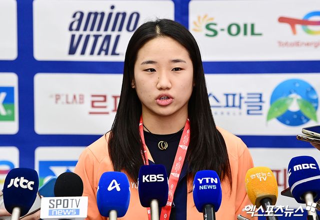 안세영은 중국 항저우에서 열렸던 2025 세계배드민턴연맹(BWF) 월드투어 파이널을 마치고 22일 오후 인천국제공항을 통해 귀국했다. 안세영은 지난 21일 중국 항저우의 올림픽 스포츠 센터에서 열린 대회 여자 단식 결승전에서 중국의 왕즈이(세계 2위)를 게임스코어 2-1(21-13 18-21 21-10)로 누르고 우승을 차지했다. 올시즌 11관왕에 오르며 새 역사를 썼음에도 안세영은 자신의 전성기가 오지 않을 것으로 내다봤다. 인천공항, 박지영 기자