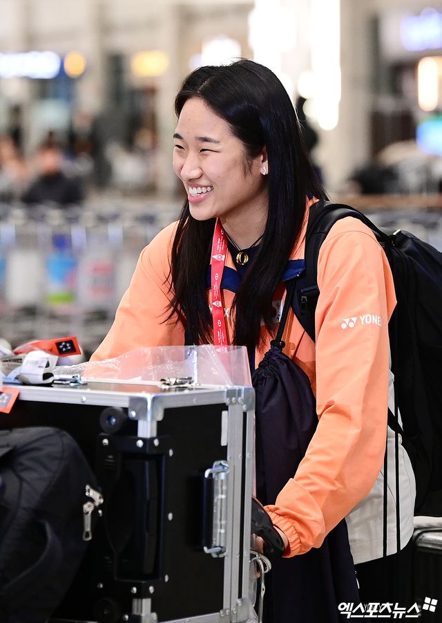 안세영은 중국 항저우에서 열렸던 2025 세계배드민턴연맹(BWF) 월드투어 파이널을 마치고 22일 오후 인천국제공항을 통해 귀국했다. 안세영은 지난 21일 중국 항저우의 올림픽 스포츠 센터에서 열린 대회 여자 단식 결승전에서 중국의 왕즈이(세계 2위)를 게임스코어 2-1(21-13 18-21 21-10)로 누르고 우승을 차지했다. 올시즌 11관왕에 오르며 새 역사를 썼음에도 안세영은 자신의 전성기가 오지 않을 것으로 내다봤다. 인천공항, 박지영 기자