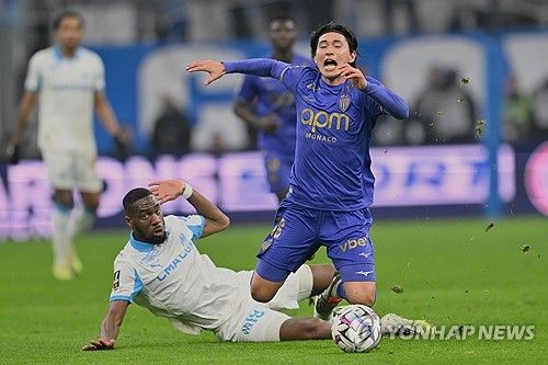 프랑스 리그1의 AS모나코는 22일(한국시간) 구단 공식 채널을 통해 일본 축구 국가대표팀 핵심 선수인 미나미노 다쿠미의 부상 소식을 발표했다. 미나미노는 지난 21일 프랑스 오세르에 위치한 스타드 드 라베 데샹에서 열린 AJ오세르와의 2025-2026 쿠프 드 프랑스(프랑스FA컵) 32강전에서 선발로 출전했다가 부상을 입어 전반 36분 만에 교체됐다. 진단 결과 미나미노의 왼쪽 무릎의 전방십자인대가 파열된 것으로 확인됐다. 연합뉴스