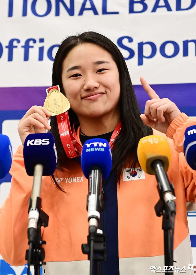 안세영은 중국 항저우에서 열렸던 2025 세계배드민턴연맹(BWF) 월드투어 파이널을 마치고 22일 오후 인천국제공항을 통해 귀국했다. 안세영은 지난 21일 중국 항저우의 올림픽 스포츠 센터에서 열린 대회 여자 단식 결승전에서 중국의 왕즈이(세계 2위)를 게임스코어 2-1(21-13 18-21 21-10)로 누르고 우승을 차지했다. 올시즌 11관왕에 오르며 새 역사를 썼음에도 안세영은 자신의 전성기가 오지 않을 것으로 내다봤다. 인천공항, 박지영 기자