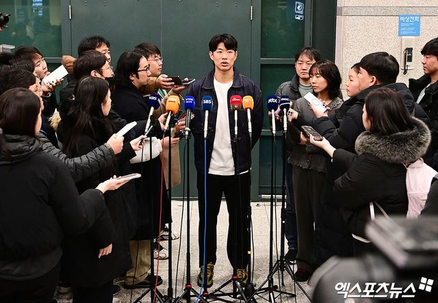 미국프로야구 메이저리그(MLB) 샌디에이고 파드리스와 4년 계약을 맺은 송성문이 23일 오전 인천국제공항을 통해 귀국했다. 송성문이 입국장에서 취재진과 인터뷰를 나누고 있다. 앞서 AP통신은 22일 송성문이 샌디에이고와 4년 총액 1500만 달러(약 222억원)에 계약을 맺었다고 보도했다. 계약금은 100만 달러, 연봉은 총 900만 달러(2026년 250만 달러, 2027년 300만 달러, 2028년 350만 달러 등 총 900만 달러)다. 인천공항, 박지영 기자