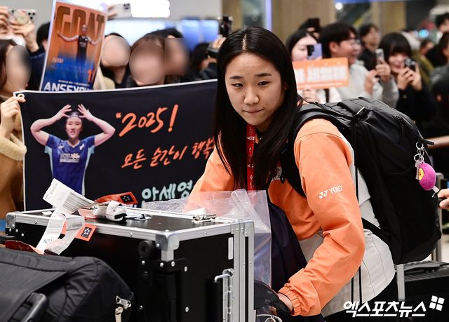 안세영은 중국 항저우에서 열렸던 2025 세계배드민턴연맹(BWF) 월드투어 파이널을 마치고 22일 오후 인천국제공항을 통해 귀국했다. 안세영은 지난 21일 중국 항저우의 올림픽 스포츠 센터에서 열린 대회 여자 단식 결승전에서 중국의 왕즈이(세계 2위)를 게임스코어 2-1(21-13 18-21 21-10)로 누르고 우승을 차지했다. 올시즌 11관왕에 오르며 새 역사를 썼음에도 안세영은 자신의 전성기가 오지 않을 것으로 내다봤다. 인천공항, 박지영 기자