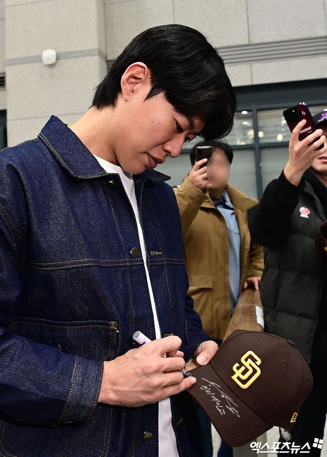미국프로야구 메이저리그(MLB) 샌디에이고 파드리스와 4년 계약을 맺은 송성문이 23일 오전 인천국제공항을 통해 귀국했다. 송성문이 팬들의 사인 요청에 응하고 있다. 앞서 AP통신은 22일 송성문이 샌디에이고와 4년 총액 1500만 달러(약 222억원)에 계약을 맺었다고 보도했다. 계약금은 100만 달러, 연봉은 총 900만 달러(2026년 250만 달러, 2027년 300만 달러, 2028년 350만 달러 등 총 900만 달러)다. 인천공항, 박지영 기자
