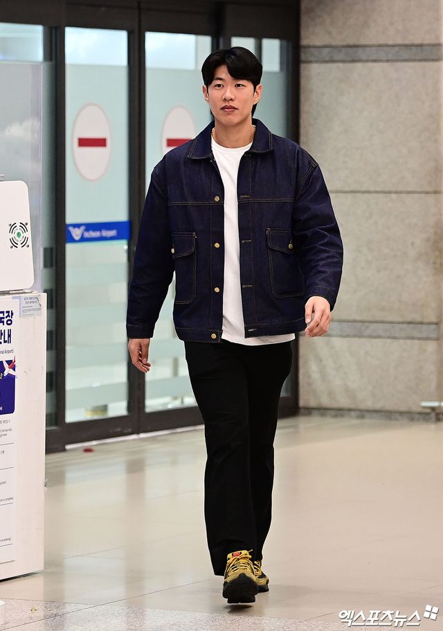 미국프로야구 메이저리그(MLB) 샌디에이고 파드리스와 4년 계약을 맺은 송성문이 23일 오전 인천국제공항을 통해 귀국했다. 송성문이 입국장을 나서고 있다. 앞서 AP통신은 22일 송성문이 샌디에이고와 4년 총액 1500만 달러(약 222억원)에 계약을 맺었다고 보도했다. 계약금은 100만 달러, 연봉은 총 900만 달러(2026년 250만 달러, 2027년 300만 달러, 2028년 350만 달러 등 총 900만 달러)다. 인천공항, 박지영 기자