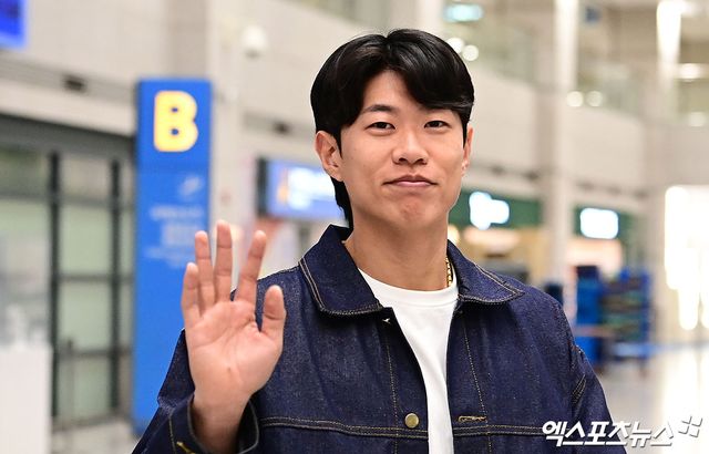 미국프로야구 메이저리그(MLB) 샌디에이고 파드리스와 4년 계약을 맺은 송성문이 23일 오전 인천국제공항을 통해 귀국했다. 송성문이 입국장을 나서고 있다. 앞서 AP통신은 22일 송성문이 샌디에이고와 4년 총액 1500만 달러(약 222억원)에 계약을 맺었다고 보도했다. 계약금은 100만 달러, 연봉은 총 900만 달러(2026년 250만 달러, 2027년 300만 달러, 2028년 350만 달러 등 총 900만 달러)다. 인천공항, 박지영 기자