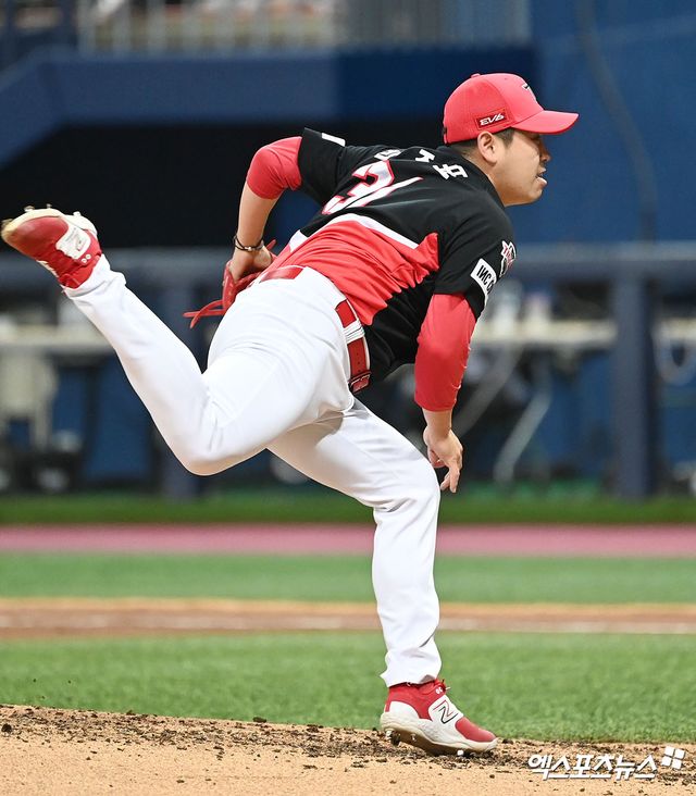 13일 오후 서울 구로구 고척스카이돔에서 열린 '2023 신한은행 SOL KBO리그' KIA 타이거즈와 키움 히어로즈의 경기, 6회말 KIA 박준표가 공을 힘차게 던지고 있다. 엑스포츠뉴스 DB