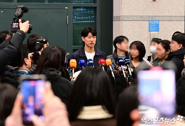 미국프로야구 메이저리그(MLB) 샌디에이고 파드리스와 4년 계약을 맺은 송성문이 23일 오전 인천국제공항을 통해 귀국했다. 송성문이 입국장에서 취재진과 인터뷰를 나누고 있다. 앞서 AP통신은 22일 송성문이 샌디에이고와 4년 총액 1500만 달러(약 222억원)에 계약을 맺었다고 보도했다. 계약금은 100만 달러, 연봉은 총 900만 달러(2026년 250만 달러, 2027년 300만 달러, 2028년 350만 달러 등 총 900만 달러)다. 인천공항, 박지영 기자