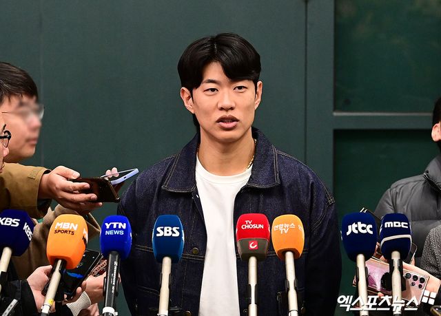 미국프로야구 메이저리그(MLB) 샌디에이고 파드리스와 4년 계약을 맺은 송성문이 23일 오전 인천국제공항을 통해 귀국했다. 송성문이 입국장에서 취재진과 인터뷰를 나누고 있다. 앞서 AP통신은 22일 송성문이 샌디에이고와 4년 총액 1500만 달러(약 222억원)에 계약을 맺었다고 보도했다. 계약금은 100만 달러, 연봉은 총 900만 달러(2026년 250만 달러, 2027년 300만 달러, 2028년 350만 달러 등 총 900만 달러)다. 인천공항, 박지영 기자
