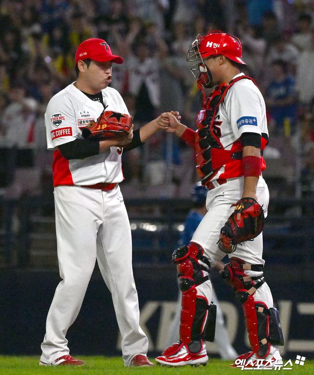 24일 오후 광주기아챔피언스필드에서 열린 '2024 신한 SOL Bank KBO리그' 삼성 라이온즈와 KIA 타이거즈의 경기, KIA가 김도영, 윤도현, 박찬호의 활약, 김도현의 호투에 힘입어 삼성에 7:1 승리를 거두며 2연승을 기록했다. 이날 경기에서 승리한 KIA 선수들이 기뻐하고 있다. 엑스포츠뉴스 DB