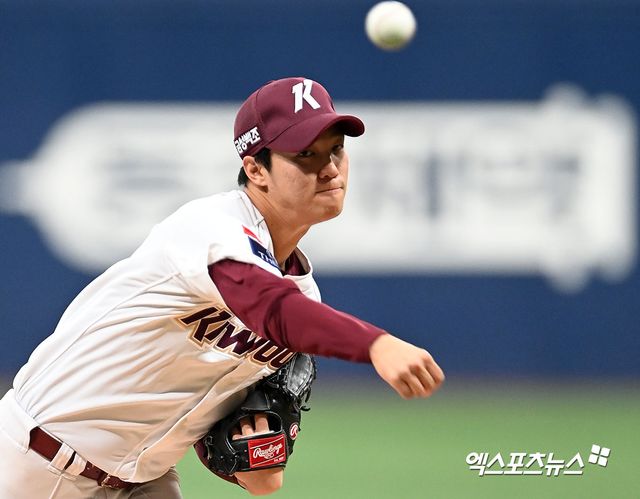 최근 샌디에이고 파드리스와 계약을 확정하며 미국 진출에 성공한 송성문이 자신을 이을 메이저리그 후보로 키움 히어로즈 후배 안우진을 지목했다. 올 시즌 막판 '꼼수 논란'에 휩싸였던 안우진의 등록일수 채우기가 향후 신의 한 수가 될 전망이다. 엑스포츠뉴스 DB