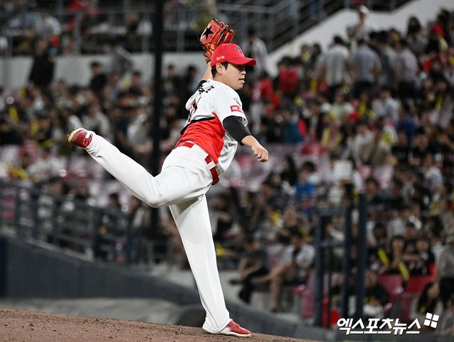 24일 오후 광주기아챔피언스필드에서 열린 '2024 신한 SOL Bank KBO리그' 삼성 라이온즈와 KIA 타이거즈의 경기, 9회초 KIA 박준표가 공을 힘차게 던지고 있다. 엑스포츠뉴스 DB