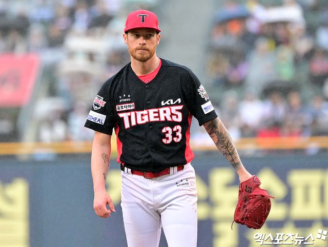 19일 오후 서울 송파구 잠실야구장에서 열린 '2025 신한 SOL Bank KBO리그' KIA 타이거즈와 두산 베어스의 경기, 4회말 수비를 마친 KIA 올러가 더그아웃으로 향하고 있다. 엑스포츠뉴스 DB