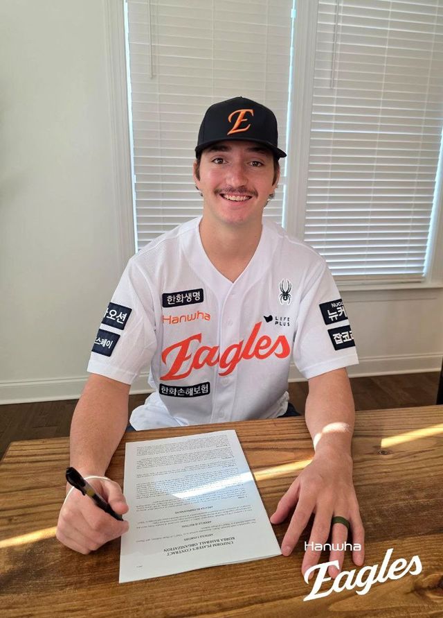 한화 이글스가 24일 새 외국인 투수 오웬 화이트와 계약금 20만 달러, 연봉 80만 달러 등 총액 100만 달러에 계약했다. 1999년생인 화이트는 미국 출신의 우완투수로 최고 155㎞/h, 평균 149㎞/h에 이르는 강력한 직구를 던진다. 미국 메이저리그(MLB) 최상위권 유망주 출신에 아직 20대 중반의 나이로 향후 발전 가능성이 크다는 평가를 받는다. 한화 이글스
