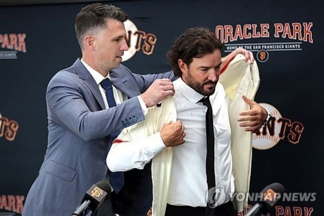 샌프란시스코 자이언츠가 내년 1월 6~7일 한국을 찾는다. 한국 전통 문화 체험, 야구 클리닉 등을 진행할 계획이다. 왼쪽부터 샌프란시스코 버스터 포지 사장, 토니 비텔로 감독. AP 연합뉴스 