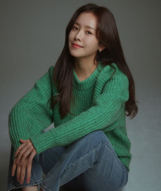 배우 한지민이 서울대학교어린이병원에 1억 원을 기탁하며 따뜻한 나눔을 실천했다.